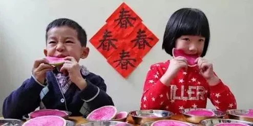 一小孩子喂女孩吃萝卜，竟发现萝卜中藏有神秘宝石，震惊所有目击者！