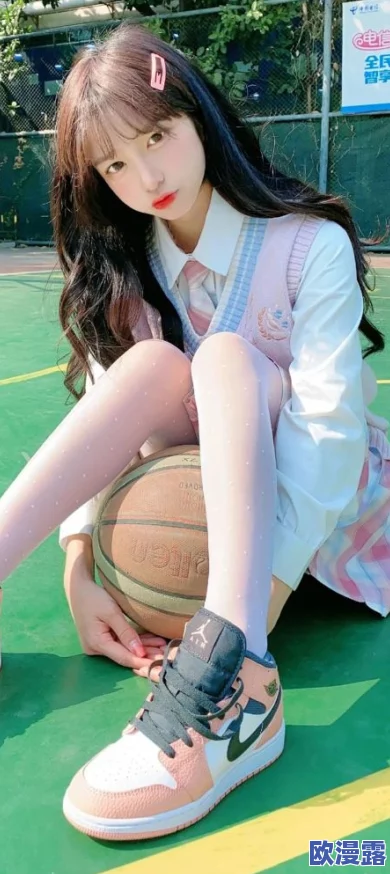 白丝校花4扒开甜美app，最新动态曝光：校园生活与时尚潮流的完美结合，引发热议！