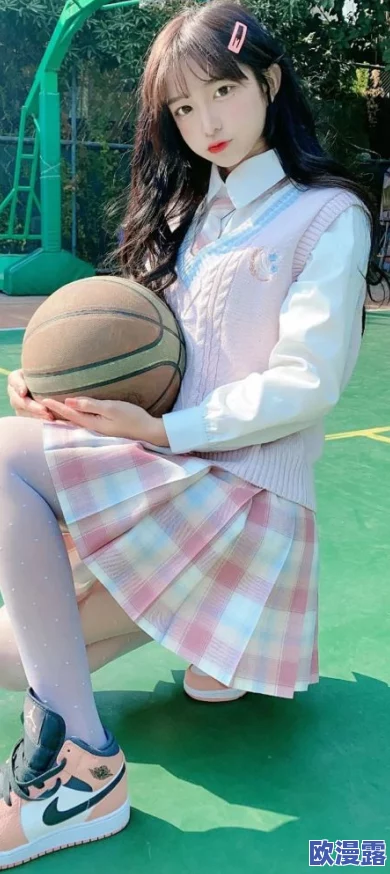 白丝校花4扒开甜美app，最新动态曝光：校园生活与时尚潮流的完美结合，引发热议！