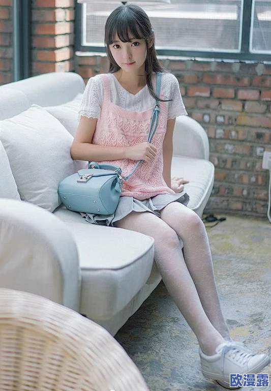 白丝校花4扒开甜美app，最新动态曝光：校园生活与时尚潮流的完美结合，引发热议！