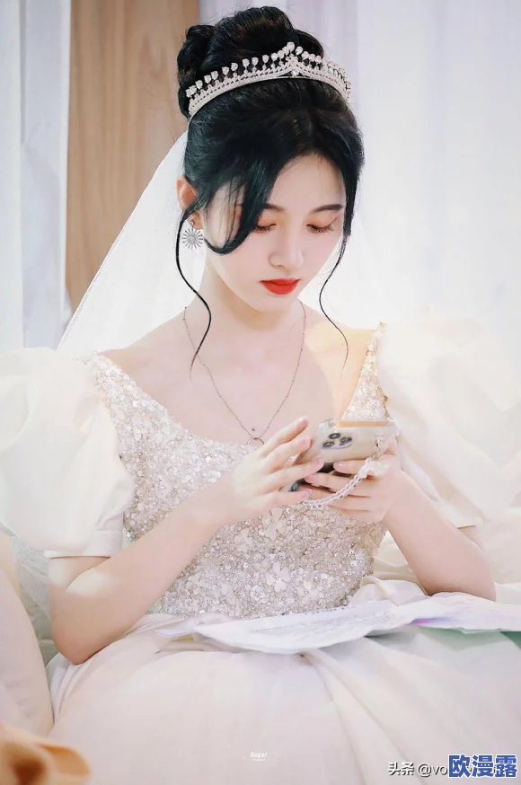 鞠婧祎-脱-了-内-裤-打开腿桶爽，最新动态引发热议，网友纷纷评论她的大胆表现与时尚态度！