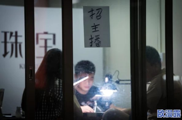 亚洲精品主播一区二区三区：最新动态揭示了直播行业的新趋势与发展方向，吸引了众多观众的关注与参与