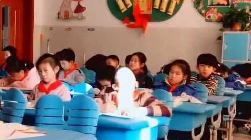 上课(h)竟然发生惊人事件，学生们目睹不可思议的场景，课堂瞬间变成了热议焦点！