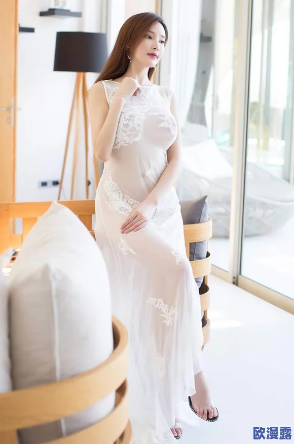 周妍希大胆丝不挂，展现自信魅力，引发网友热议与讨论，时尚界再掀波澜！