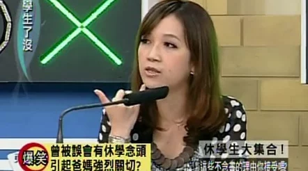 别揉我胸 啊 嗯上课呢口述：课堂上的尴尬瞬间与同学们的搞笑反应，令人捧腹大笑的趣事分享