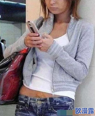 美女扒开胸露出尿，网友热议：这究竟是艺术表现还是另有隐情？引发众多讨论与关注！