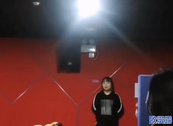 成全三人世界免费观看：最新剧集上线，精彩剧情引发观众热议，快来一起追剧吧！