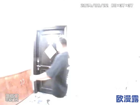 最新流出厕拍系列 海角社区小哥邻居封神之爽，网友热议视频背后的故事与影响，引发广泛关注与讨论