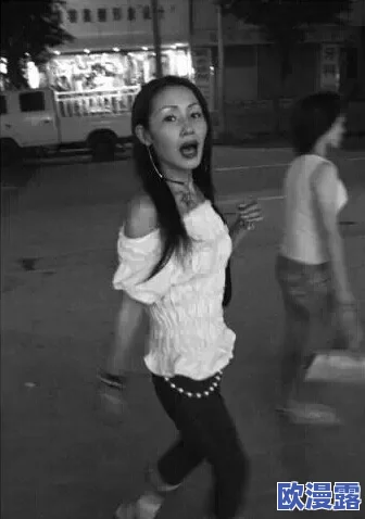 极度放荡的欲妇：她在夜幕降临时展现出令人震惊的另一面，挑战传统道德观念，引发社会热议与争论