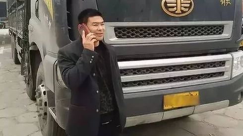 货车司机老周车赵青窃窃私语，竟揭露惊人内幕，引发行业震动与关注！