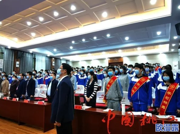 女班长被 c 扒衣服视频引发热议，令人震惊的画面曝光，网友热烈讨论道德底线何在！