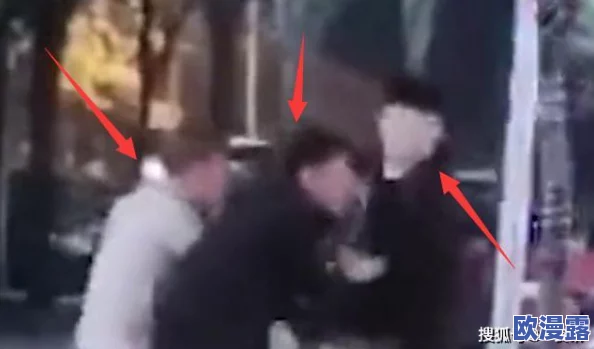 骚年与老头在卫生间互摸，目击者称场面火爆引发围观，令人瞠目结舌的奇特事件！