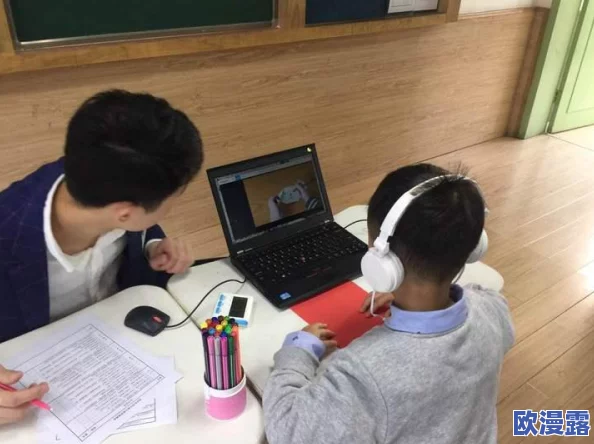 把数学代表按到桌子上抄视频，学生们纷纷模仿学习，课堂气氛活跃引发热议