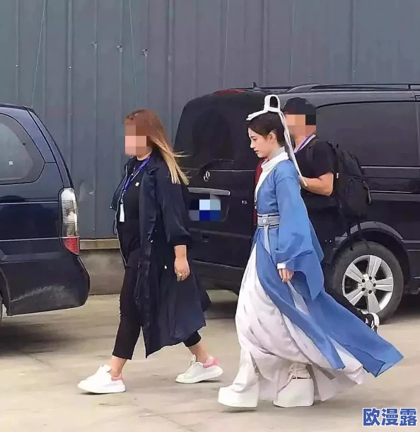 鞠婧祎压腿压哭的视频引发热议，网友纷纷感叹她的努力与坚持，背后故事令人动容！