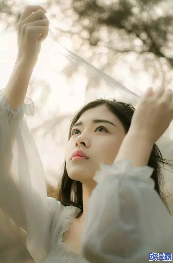 露出放荡娇妻小说：最新章节更新，情节更加紧张刺激，角色关系错综复杂，引发读者热议与期待