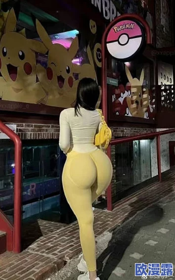 翘臀后进美女白嫩屁股视频引发热议，网友纷纷评论其美丽身材与独特魅力，相关话题持续升温