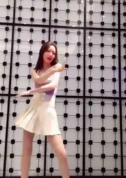 超短裙美女露小内内视频引发热议，网友纷纷评论其大胆穿搭与时尚风格，成为社交媒体上的热门话题