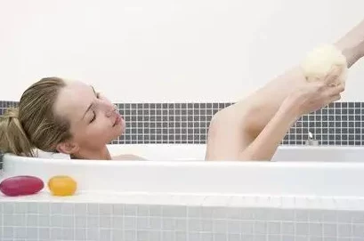 女人洗澡一级特黄毛片：最新进展揭示了女性在沐浴时的健康与安全问题，引发社会广泛关注与讨论
