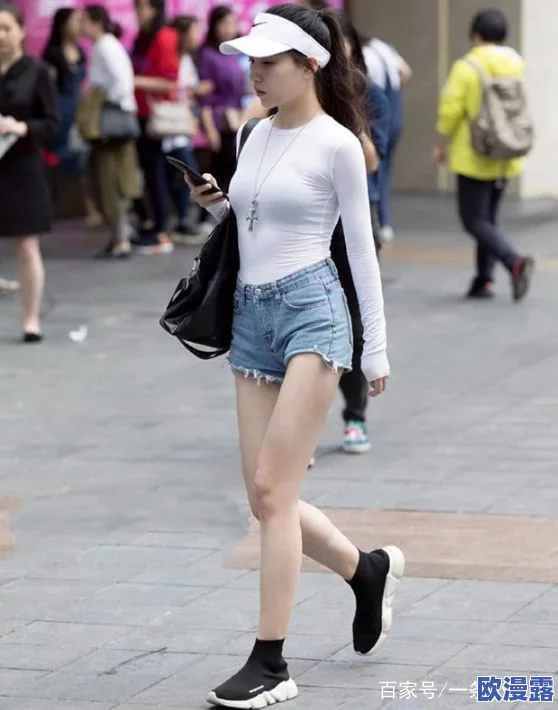 美女给露全身，网友纷纷表示这样的展示过于大胆，有人支持自由表达，也有人认为应注意场合和分寸