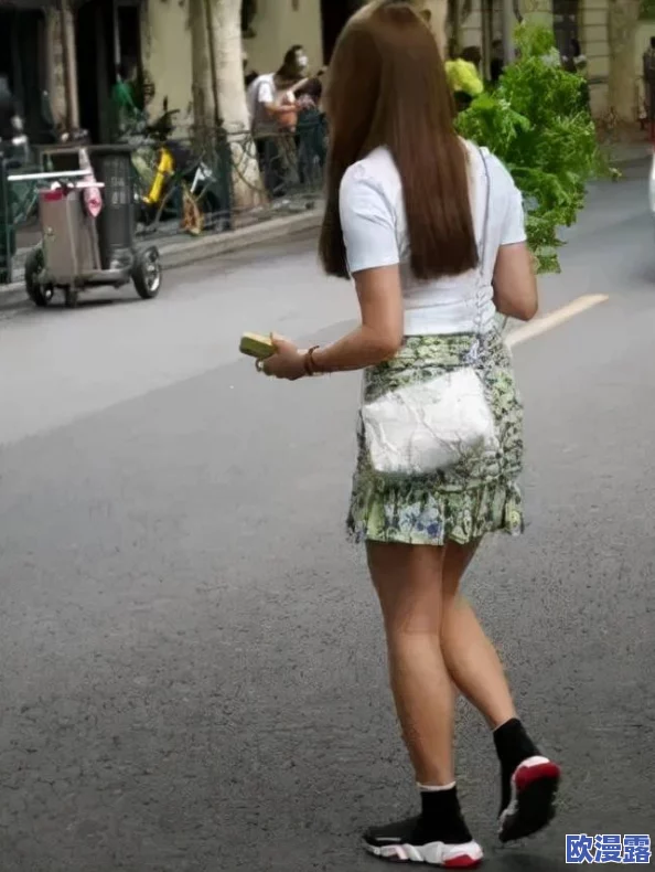 荡货把腿给我打开视频，网友们对此表示震惊，有人认为这是对女性的不尊重，也有人觉得这只是个别现象