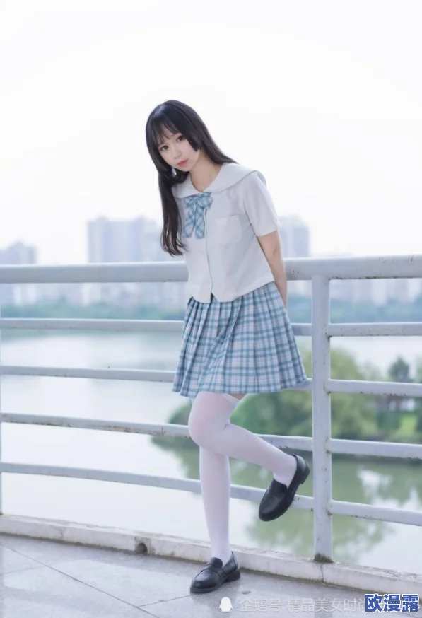 jk美女：最新时尚潮流引领，校园风格再度回归，jk服饰搭配技巧分享与穿搭灵感推荐