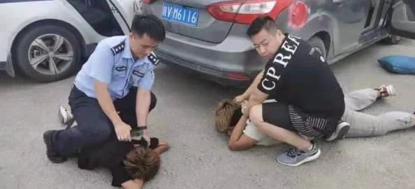 美女被叉叉：警方已介入调查，相关嫌疑人被抓获，案件进展引发社会广泛关注与讨论