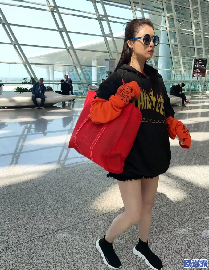 李佳穿白丝袜给室友腿交，近日在社交平台上引发热议，网友们纷纷评论其时尚搭配与独特风格