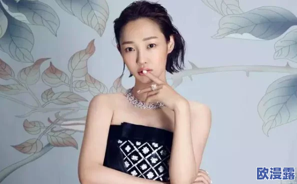 杨幂与老外沙发上亲密互动，分享生活点滴，引发网友热议，纷纷点赞称赞其友谊真挚