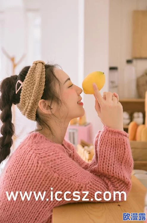 日美女的逼：近日，一位日本模特因其独特风格和大胆表现引发了社交媒体上的热议，吸引了众多粉丝关注