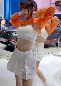 美女100%露屁股无遮挡图片，最新动态：该系列作品引发热议，网友们纷纷讨论其艺术价值与社会影响