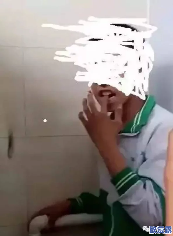 脱了同桌小内内摸出水视频，警方已介入调查，相关责任人被拘留，事件引发广泛关注与讨论