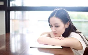 操美女b视频，网友们对此褒贬不一，有人认为内容低俗，也有人觉得是娱乐消遣，争议不断