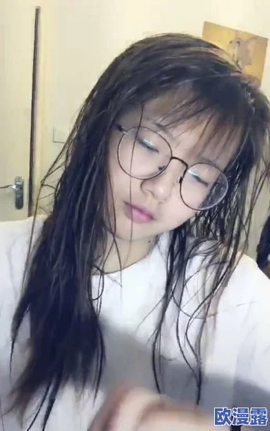 露脸高中生粉嫩自拍，近日在社交媒体上引发热议，许多网友纷纷点赞评论，分享自己的青春回忆与感受