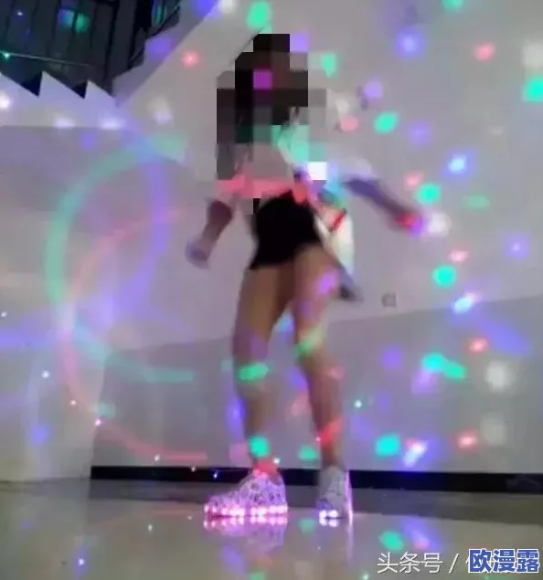男女一边做一边摸爽爽视频，网友纷纷表示这种内容过于露骨，不适合未成年人观看，应该加强监管