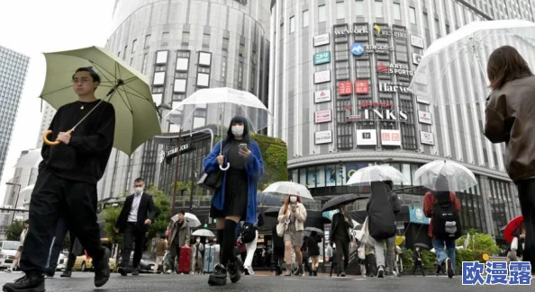 日本指交视频：最新动态揭示了这一现象在社交媒体上的流行趋势及其对年轻人的影响