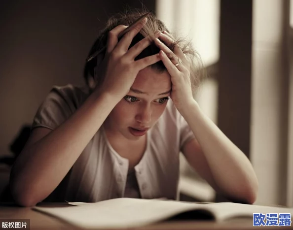 男人把女人狂躁的免费视频引发热议，网友们纷纷讨论其背后的情感问题与社会现象，观点各异