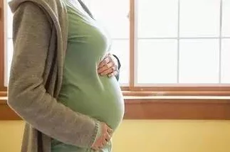 孕妇被内谢出白浆视频引发热议，网友纷纷表示震惊与不解，认为应加强对相关内容的监管与讨论
