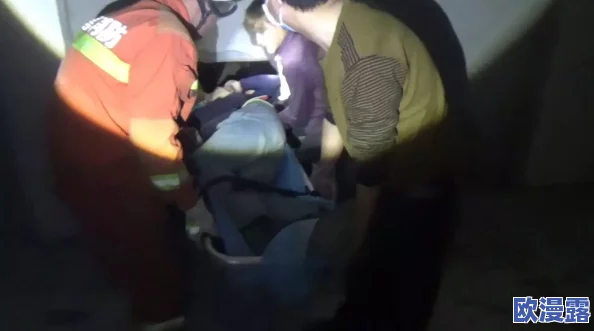 两个被脱裤子的小男生视频：童年趣事与友谊的搞笑瞬间