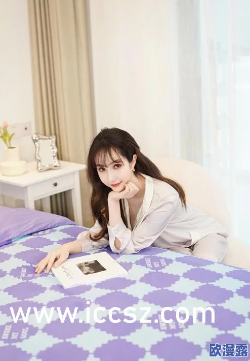 长腿校花在夜晚的无力呻吟与娇喘，揭开青春秘密的迷人瞬间