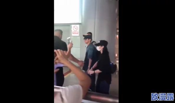 美女做爰免费视频引发网友热议,许多人认为内容过于露骨,不适合未成年人观看,同时也有人表示这类视频满足了部分人的好奇心 美女做爰免费视频引发网友热议,许多人认为内容过于露骨,不适合未成年人观看,同时也有人表示这类视频满足了部分人的好奇心
