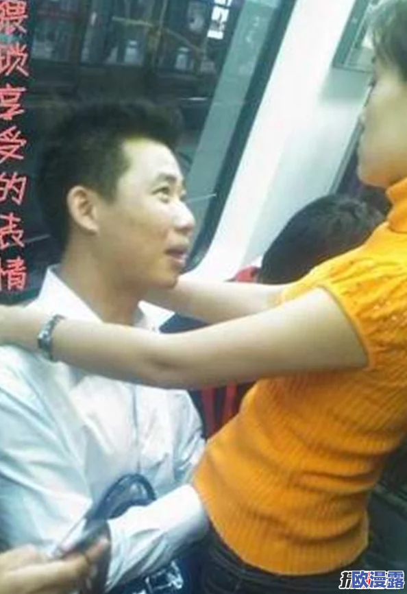 男人一边吃奶一边摸下身视频引发热议，网友们纷纷讨论其背后的社会现象与文化影响