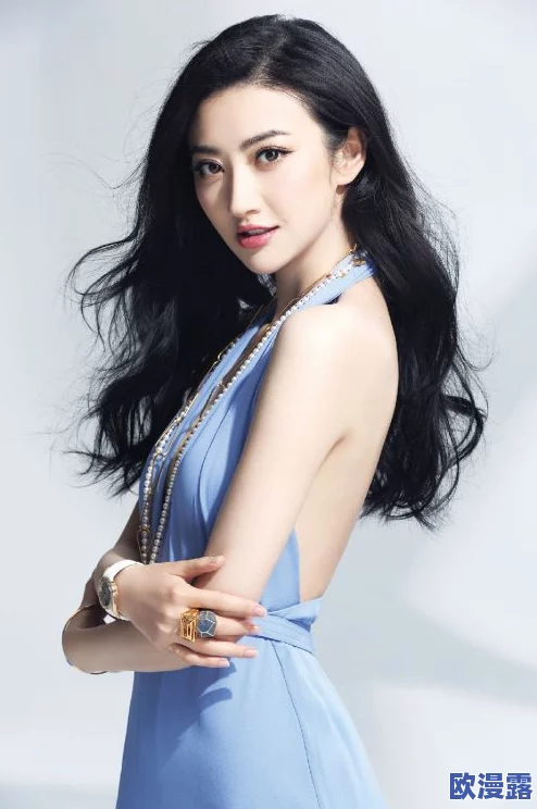 丰满乳乱亲伦小说：在禁忌的边缘，情感与欲望交织的故事引发热议与讨论