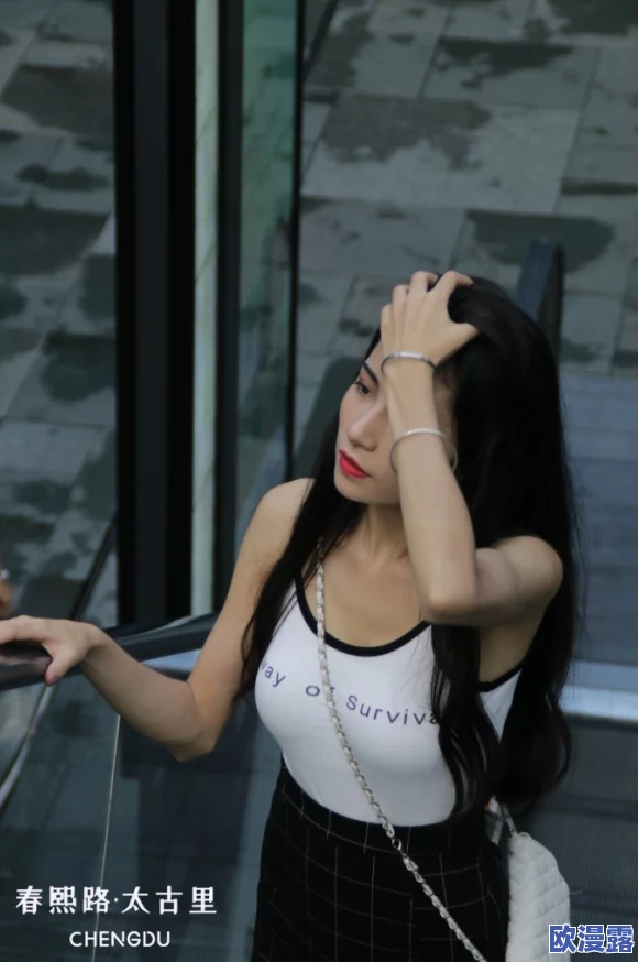 探索美国大肥婆在情感与身体交融中的独特体验：一场关于自我认同与爱的深刻旅程