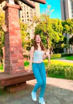 在阳光下，美女们尽情展现魅力与活力，操出水的精彩瞬间