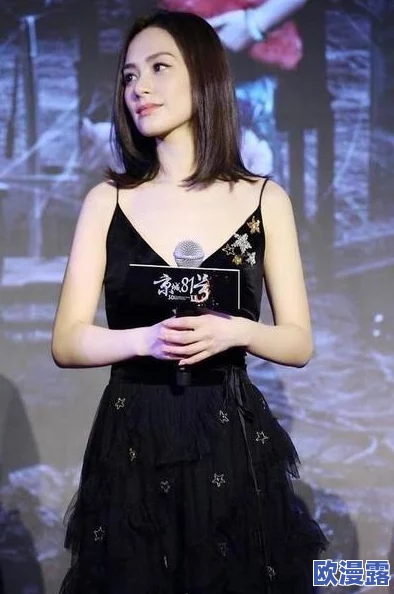 当优雅与大胆相遇：她在阳光下掀起裙子，展现内裤的瞬间引发的时尚潮流与自信表达