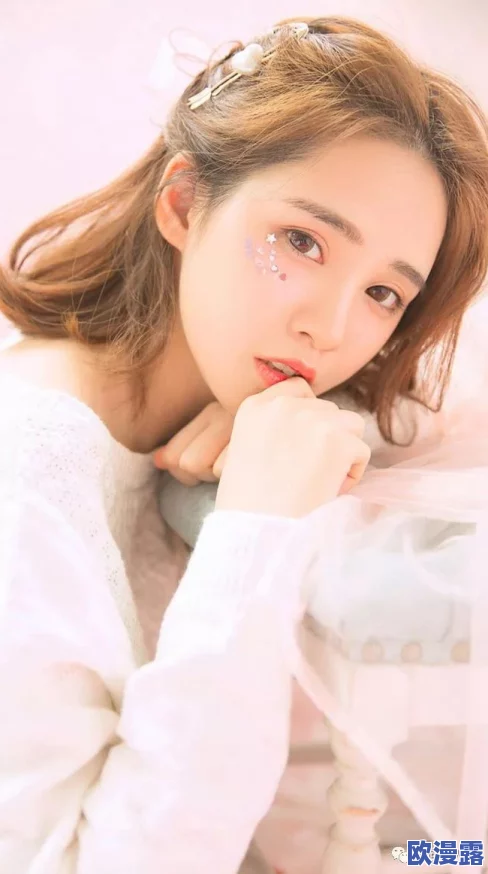 车内美妇娇喘声如丝，夜色中悄然绽放的欲望与激情交织的浪漫故事