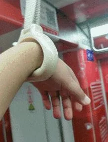 当闺蜜的恶作剧变成了意外的成长经历：被扒内裤打屁股后的友情考验与自我反思