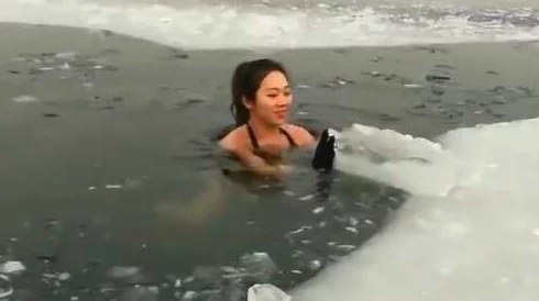 日本夏冰寒说：好爽好深胸好大好多水视频，近日在社交平台上引发热议，众多网友分享观看体验，讨论内容精彩纷呈