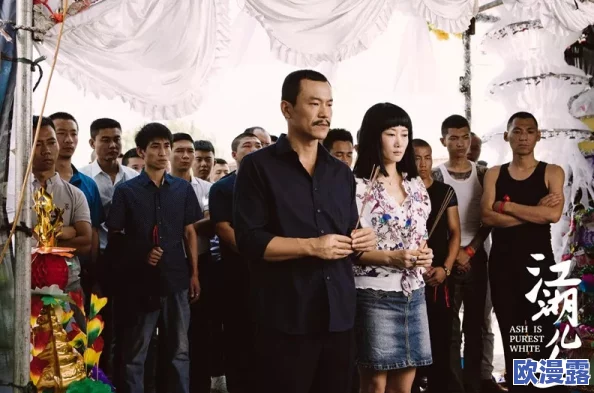 大炕上的暴伦:最新动态揭示了剧中角色之间复杂的情感纠葛与社会背景,观众反响热烈 大炕上的暴伦:最新动态揭示了剧中角色之间复杂的情感纠葛与社会背景,观众反响热烈