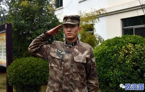 班长给我看 我脱她衣服，这种行为真是太不尊重他人了，应该引起大家的反思